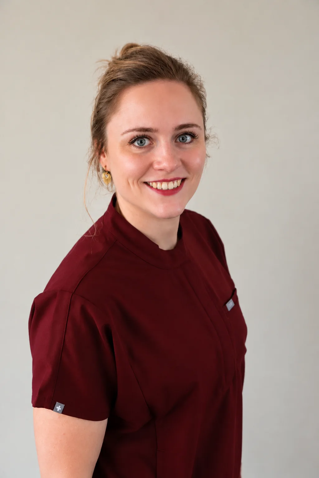 Steffanie Spijkerman, huidtherapeut, in haar bordeauxrode praktijkkleding